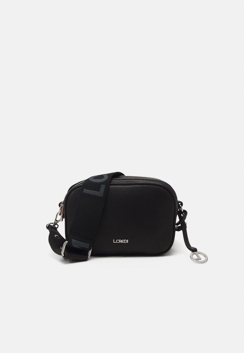 Borsa a tracolla rettangolare nera con finitura testurizzata, tracolla regolabile con logo, chiusura con zip e dettagli in metallo.