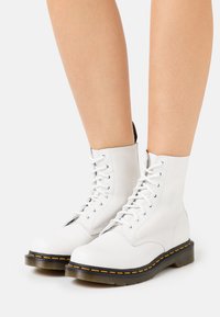 Dr. Martens - 1460 PASCAL - Schnürstiefelette - optical white virginia Thumbnail-Bild 1