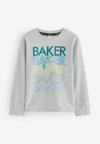 Siva majica dugih rukava s raznobojnim grafičkim printom koji sadrži ponovljeni tekst "BAKER" u tirkiznoj i plavoj boji, te "by TED BAKER" u žutoj boji.