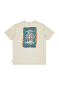 T-shirt en coton beige avec un imprimé graphique coloré représentant la vie marine et des motifs au dos, portant l'inscription "ADVENTURE DIVISION."