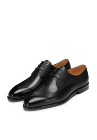 Černé kožené společenské boty s hladkou špičkou a texturovaným síťovaným svrškem, s zužujícím se tvarem a zavazováním na tkaničky. Kožená podšívka a plochá podrážka.