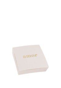 Scatola di gioielli quadrata chiusa di colore crema con la parola "amor" in lettere dorate sul coperchio.