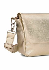 Borsa a spalla metallica dorata con pelle texturizzata, pattina ripiegata e tracolla regolabile, dotata di una chiusura e accenti in hardware di tonalità argento.