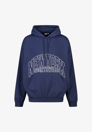 Sweat à capuche bleu marine avec poche avant, capuche à cordon, et texte blanc "NEW YORK SPORTSWEAR" sur la poitrine. Matière douce, coupe décontractée.