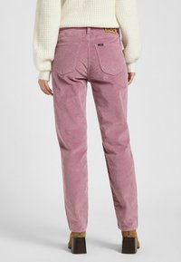 Lee CAROL - Pantalon classique - plumberry