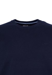 Maglione navy blue a girocollo realizzato in morbido tessuto a maglia con una sottile texture a costine. Presenta un piccolo logo sul petto e un accento a righe sul colletto.
