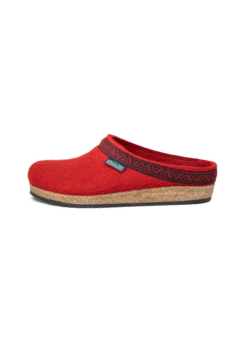 Zoccolo in felt rosso con punta arrotondata, superficie texture e una banda nera decorata al colletto. La suola in sughero offre stabilità e comfort.