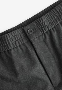 Kulinære grå afslappede shorts med elastisk talje, frontknaplukning og et blødt, tekstureret stof.