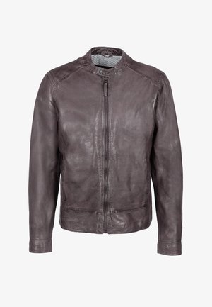 Chaqueta de cuero marrón con una textura suave, cuello alto y cremallera frontal. Presenta costuras sutiles y un diseño simple sin adornos.