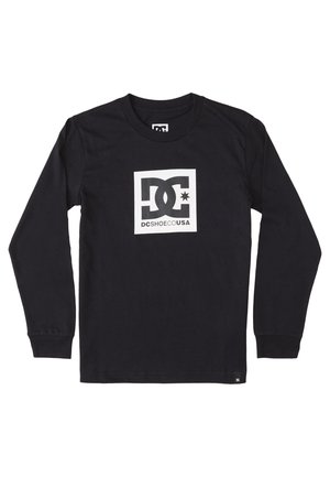 Czarna koszula z długim rękawem z białym kwadratowym logo zawierającym stylizowane litery "DC" oraz napis "DCSHOECOUSA" na piersi.