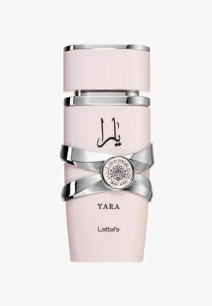 Vaaleanpunainen parfyymipullo on muotoilultaan tyylikäs, ja siinä on hopeisia yksityiskohtia ja kaistaleita. Etiketissä lukee "YARA" ja siinä on pyöreä emblem.