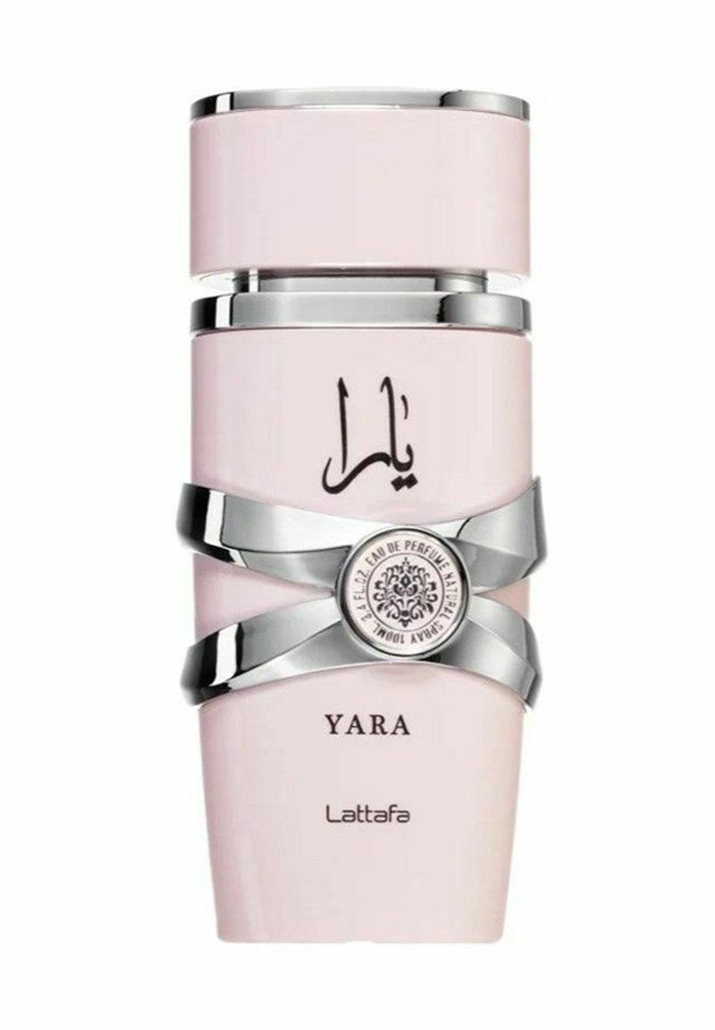Vaaleanpunainen parfyymipullo on muotoilultaan tyylikäs, ja siinä on hopeisia yksityiskohtia ja kaistaleita. Etiketissä lukee "YARA" ja siinä on pyöreä emblem.