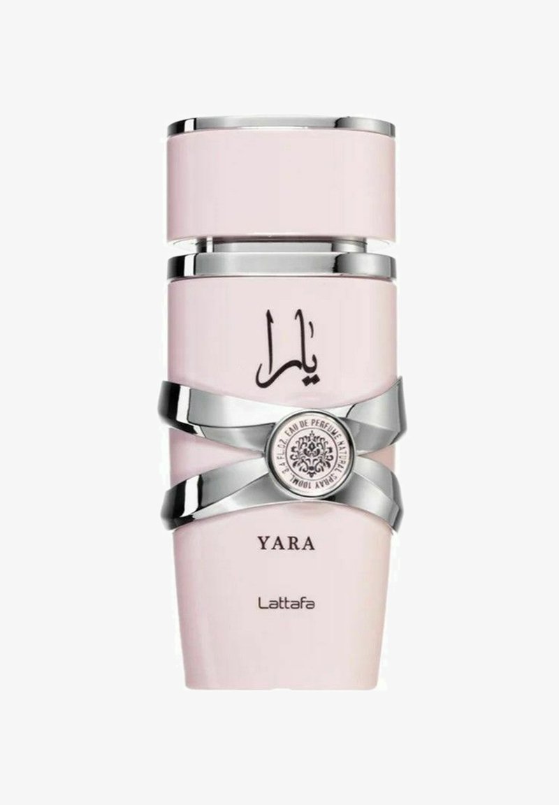 Vaaleanpunainen parfyymipullo on muotoilultaan tyylikäs, ja siinä on hopeisia yksityiskohtia ja kaistaleita. Etiketissä lukee "YARA" ja siinä on pyöreä emblem.