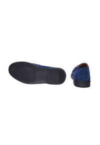 Scarpe di camoscio blu con profilo basso, dettagli in pelle liscia, suola in gomma e motivo di battistrada testurizzato. Vista laterale e angolo dal basso.