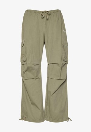 Cargo hlače u maslinasto zelenoj boji, izrađene od lagane tkanine, s elastičnim pojasom, podesivim manžetama i višestrukim bočnim džepovima.