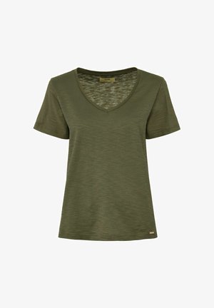 Oliwkowa koszulka z krótkim rękawem, z dekoltem w kształcie V, z teksturowanym wykończeniem i subtelnymi paskami. Posiada małą metalową metkę marki blisko dolnej krawędzi.