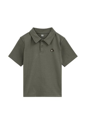 Polo manches courtes vert olive avec deux boutons et un petit emblème oiseau noir et blanc sur la poitrine gauche.