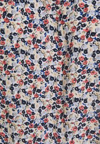 Blomstret stof med en lys beige baggrund og spredte røde, blå og sorte blomster. Blød tekstur med et delikat mønsterdesign.