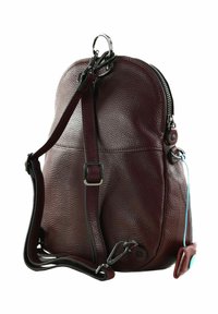 Zaino in pelle texture marrone scuro con spallacci regolabili, zip argento, gancio per chiavi e piccola etichetta in pelle attaccata con bottone blu.