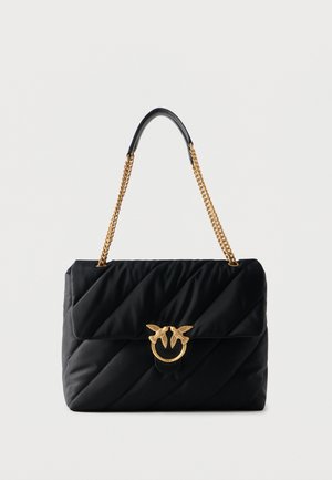 Czarna pikowana torebka na ramię z złotym łańcuszkiem i ozdobną złotą klamrą z dwoma ptakami zwróconymi ku sobie.