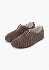 Chaussons en velours côtelé marron avec un intérieur en peluche blanche douce et un design à enfiler. Des rayures verticales texturées couvrent l'extérieur.