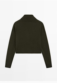 Maglione cropped verde scuro con maniche lunghe e colletto alto a costine, esposto piatto da dietro su uno sfondo bianco.