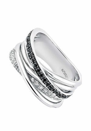 Anillo de banda plateada con filas entrelazadas, dos engastadas con pequeñas piedras preciosas negras y claras.