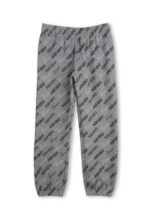 Pantalones deportivos grises con cintura y puños elásticos, cubiertos con un patrón diagonal de texto de logo "KENZO" en blanco y negro.