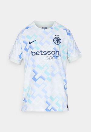 Tricou de fotbal alb cu albastru deschis, cu modele geometrice, logo-ul Nike și "betsson.sport" imprimat pe față. Design cu mâneci scurte.