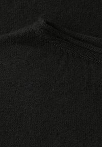 Czarna tkanina o miękkiej, fakturowanej powierzchni, prezentująca gładki i lekko elastyczny wygląd; miejscami delikatnie połyskująca.