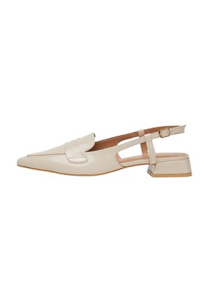 Beiger Slingback-Slipper aus Lackleder mit spitzer Kappe, Riemen über dem Vorderfuß, verstellbarer Schnalle und niedrigem Blockabsatz.