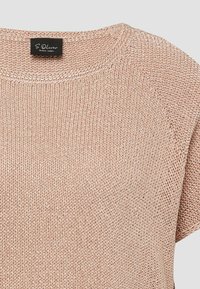 Hellbeiges, gestricktes Kurzarm-Pullover mit rundem Ausschnitt und schwarzem S.Oliver Black Label Etikett am hinteren Kragen.