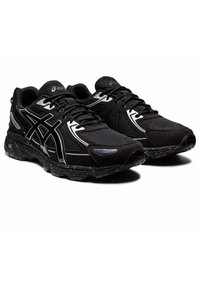 Ein Paar schwarze Asics-Laufschuhe mit Obermaterial aus Mesh und Synthetik, reflektierenden Akzenten, gepunkteter Dämpfsohle und gebundenen Schnürsenkeln.