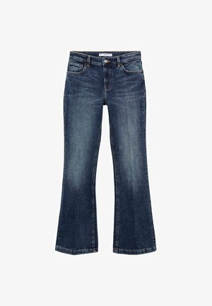 Farmerske traperice u tamno plavoj boji. Imaju klasičan dizajn s pet džepova, kopčanje na gumbe i lagano izblijedjivanje za dodatnu teksturu. Prilagođeni kroj oko bokova.