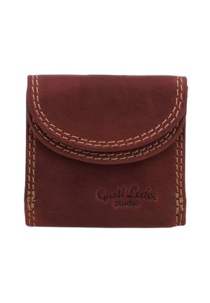 Portefeuille en cuir marron avec un rabat arrondi, des coutures contrastées et un logo en relief. Design compact avec une finition texturée et des coutures visibles.