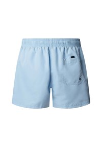 Lyseblå badebukser til mænd med elastisk taljebånd og en enkelt baglomme med en lille sort flap og drænshul.