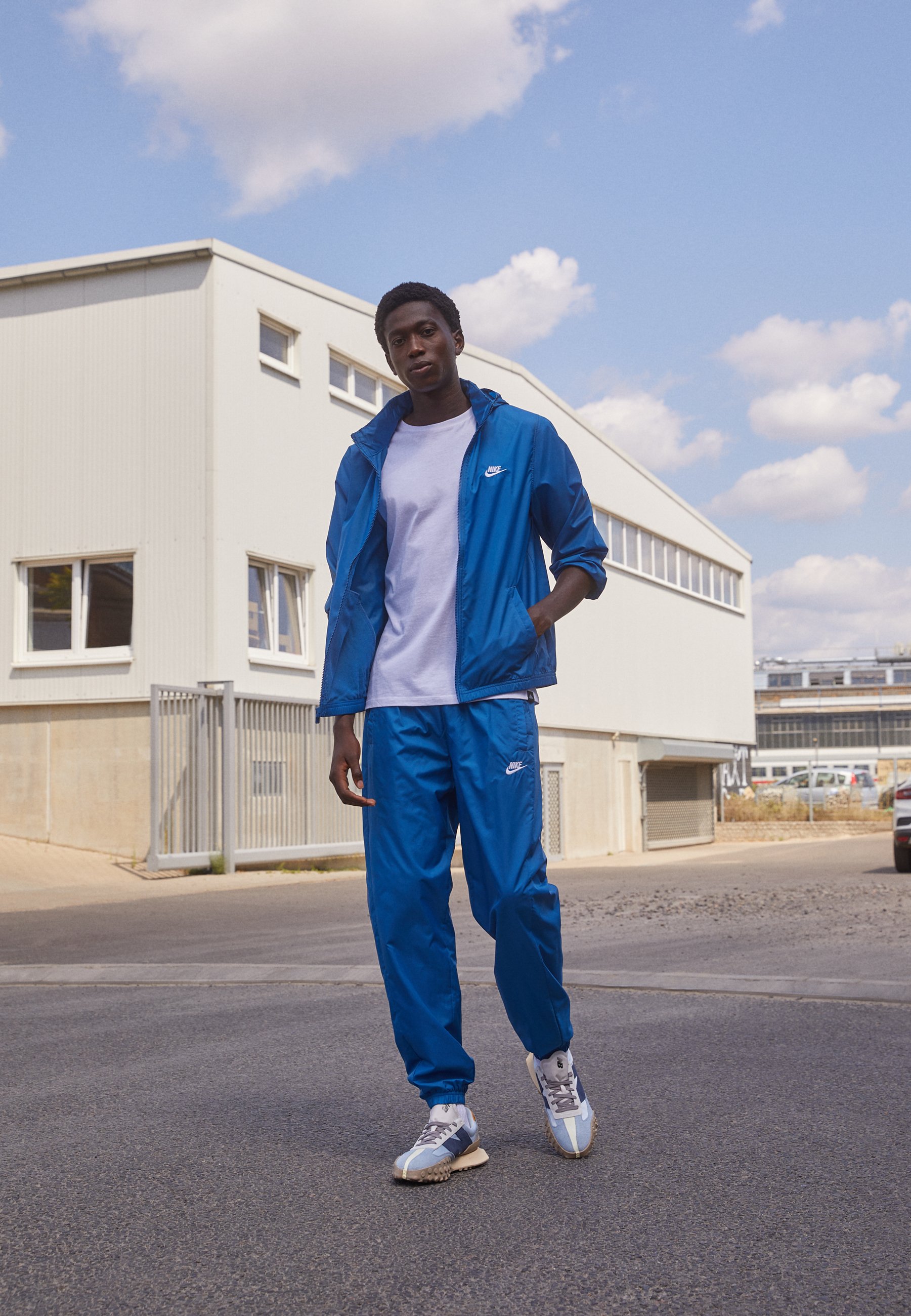 Nike Sportswear CLUB Tracksuit dark marina blue/white/dark blue -