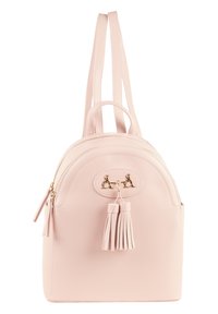 Zaino in finta pelle rosa con parte superiore arrotondata, doppie spalline, dettaglio con frange e accenti in metallo dorato.