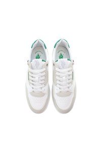 Bílé tenisky se zelenými akcenty, ve vysoce kvalitní semišové a kožené úpravě, kulatá špička, perforované detaily, ploché tkaničky a logo na jazyku.