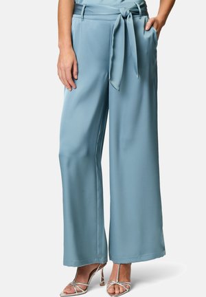 Pantalons large bleu clair avec une texture lisse et brillante, une taille nouée, un ajustement taille haute et des poches latérales.
