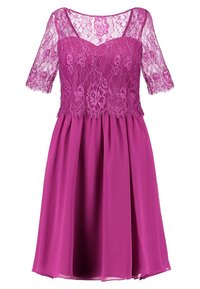 Šaty s krátkým rukávem v jasně magentové barvě, s krajkovým korzetem s květinovými vzory a splývavou sukní ke kolenům vyrobenou z jemného materiálu.