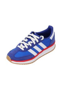 Blå sportskor med ovandel i mocka och tyg, vita ränder, röd accent på mellansulan och en yttersula i gummigummi.