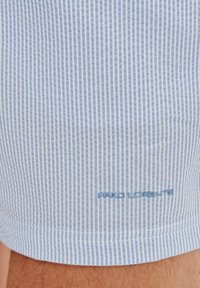 Jasnoniebieskie szorty w białe paski, wykonane z miękkiego materiału, z delikatnymi szwami i małym logo na dolnym brzegu.