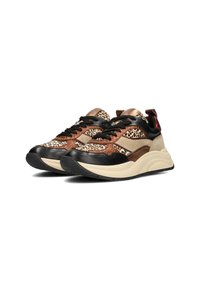 Sneaker aus einer Mischung von braunen, schwarzen und beigen Materialien; Leopardenmuster-Akzente; dicke Sohle; schwarze Schnürsenkel; metallische Details an der Zunge.
