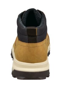 Braune Leder-Ankle-Boots mit grauem Stoffkragen, flachem Absatz, strukturiertem Grip-Sohle und einer Zuglasche auf der Rückseite. Sichtbare gestickte Akzente.