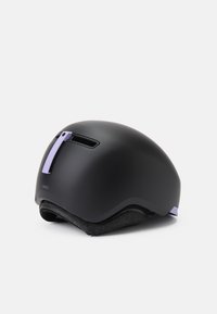 Μαύρο κράνος με κομψό σχέδιο, με ελαφρώς μωβ ρυθμιζόμενο λουρί και αεραγωγούς. Μαλακή εσωτερική επένδυση για άνεση.