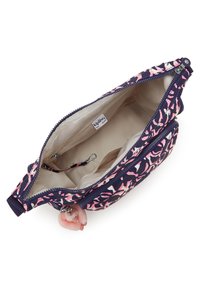 Mørkeblå og pink mønstrede stoftaske med lynlås; cremefarvet inderside med clips til nøgler og lynlås lomme; har en fuzzy nøglering charme.