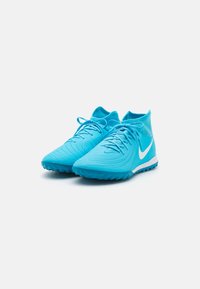 Turquoise sport schoenen met een gestructureerde bovenkant, ronde neus en witte Swoosh-logo; heeft veters en een hoge enkelkraag.
