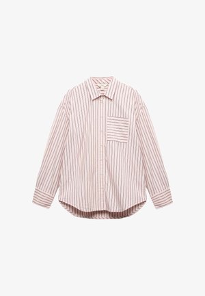 Camisa de manga larga a rayas en rosa claro y blanco, con bolsillo frontal, cierre de botones y un ajuste relajado con dobladillo redondeado.