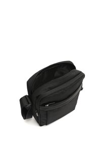 Borsa a spalla in tessuto nero con chiusura a zip, una tasca frontale e una tracolla regolabile. Texture liscia e design minimalista.
